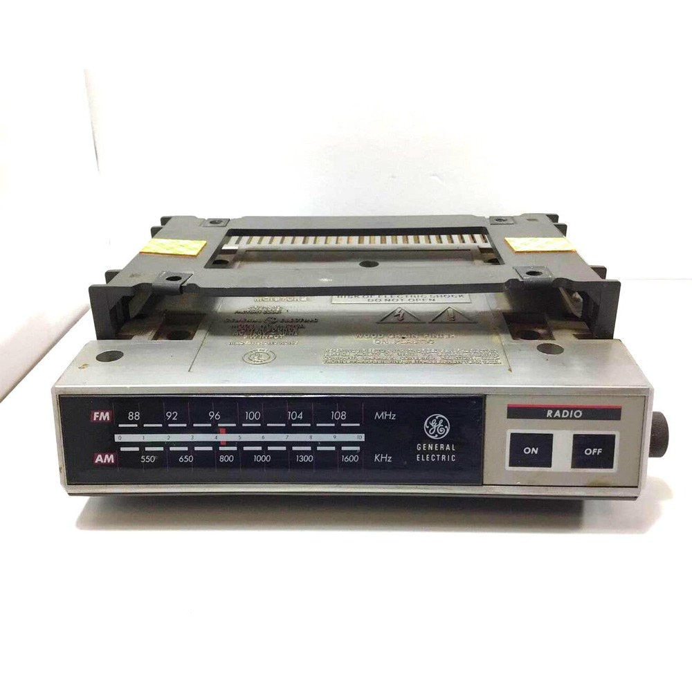 Radio General Electric Spacemaker Kitchen Companion AM/FM Model 7-4215A Vintage